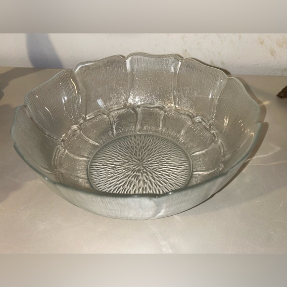 Arcoroc France. Large flower, Serving Bowl glass 9” - Picture 1 of 9